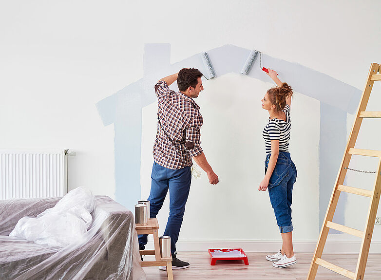 Young couple painting the interior wall in their new apartment - Agrandir l'image (fenêtre modale)